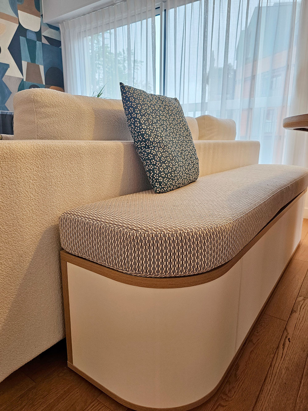Banquette sur-mesure en tissu Marina – Collection Bellagio de Pierre Frey