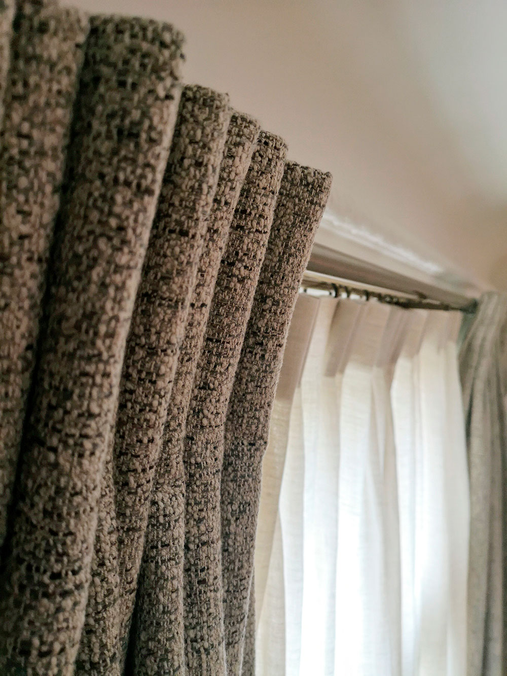Finition contemporaine des plis – L'art du détail textile