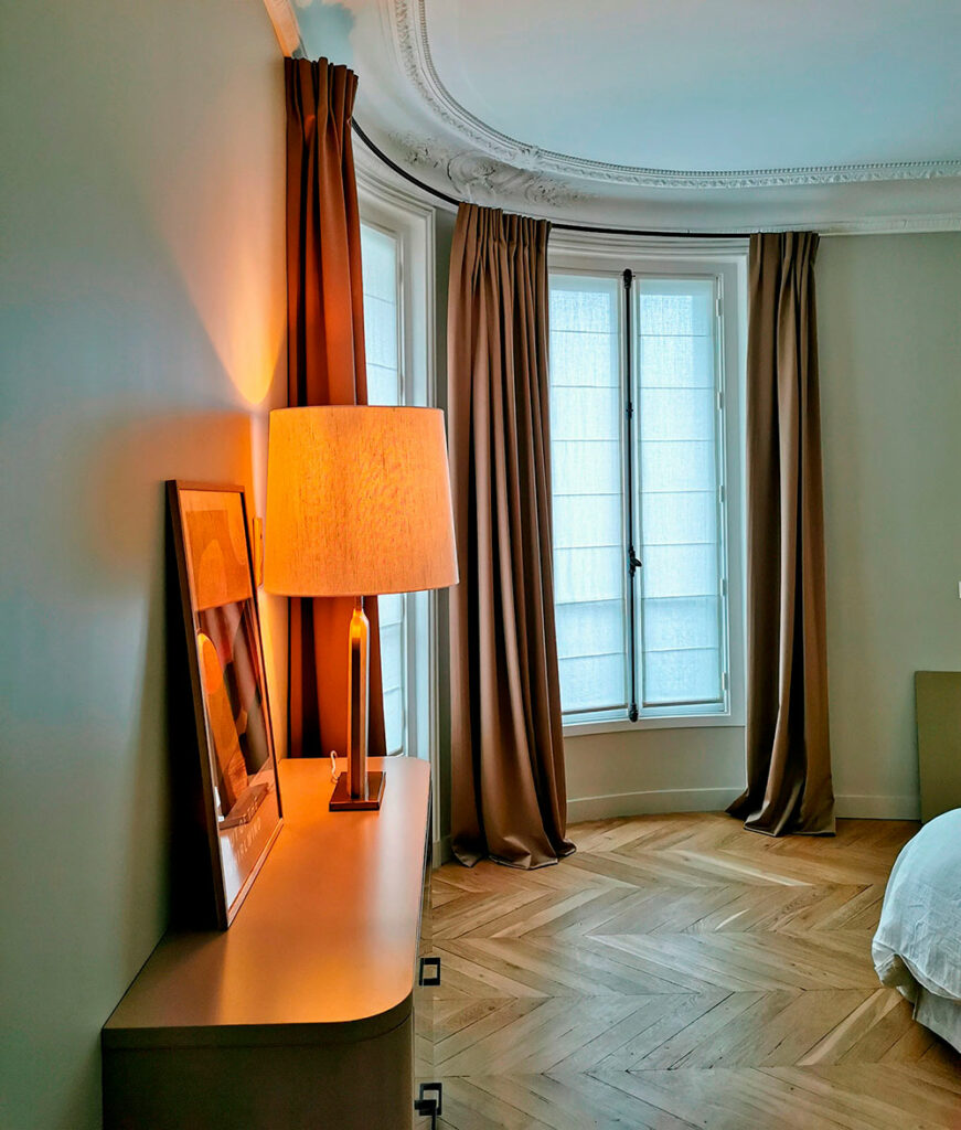 Rideaux cintrés en satin de laine – Chambre parentale élégante